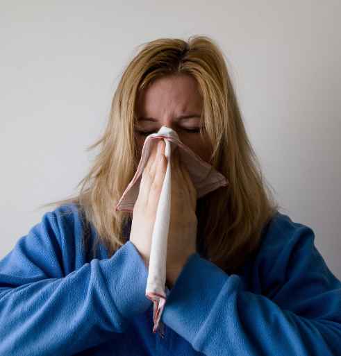 알레르기검사에 관한 글에 넣는 기침하는여성