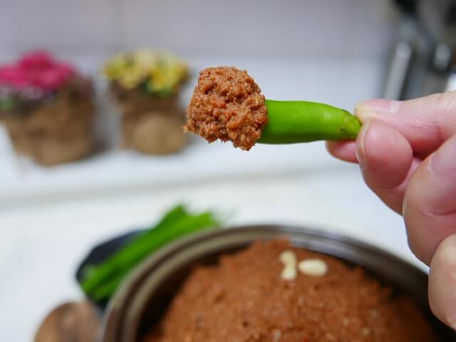 쌈장과 채소 곁들임