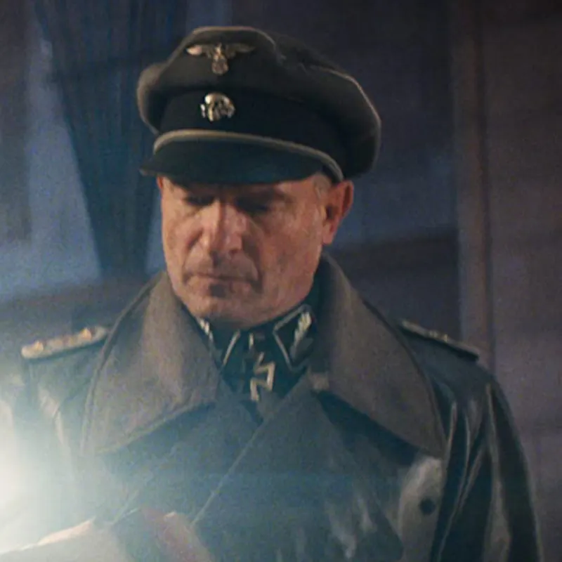 나치군복을 입고 있는 한쪽을 응시하는 베버