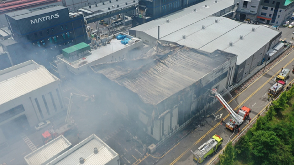 24일 경기도 화성시 서신면 소재 일차전지 제조 업체에서 화재가 발생해 소방당국이 진화작업을 하고 있다. [사진=뉴시스]