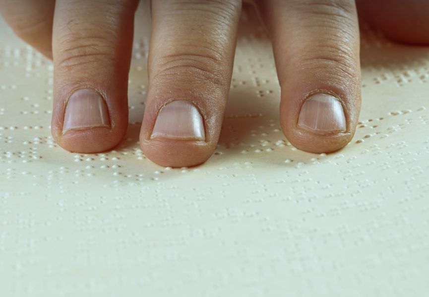 점자를 읽는 모습