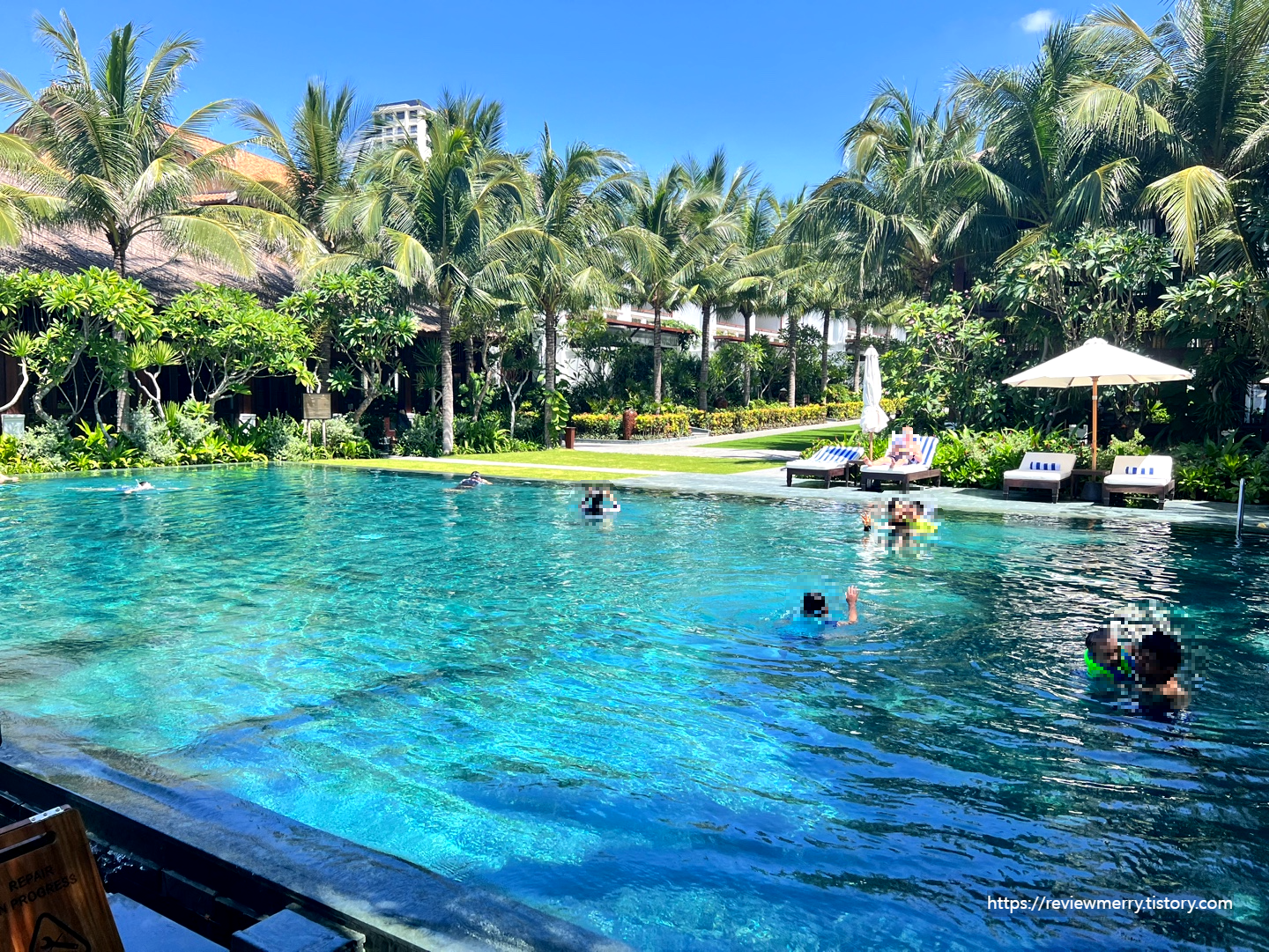 해변 앞 수영장 낮 모습