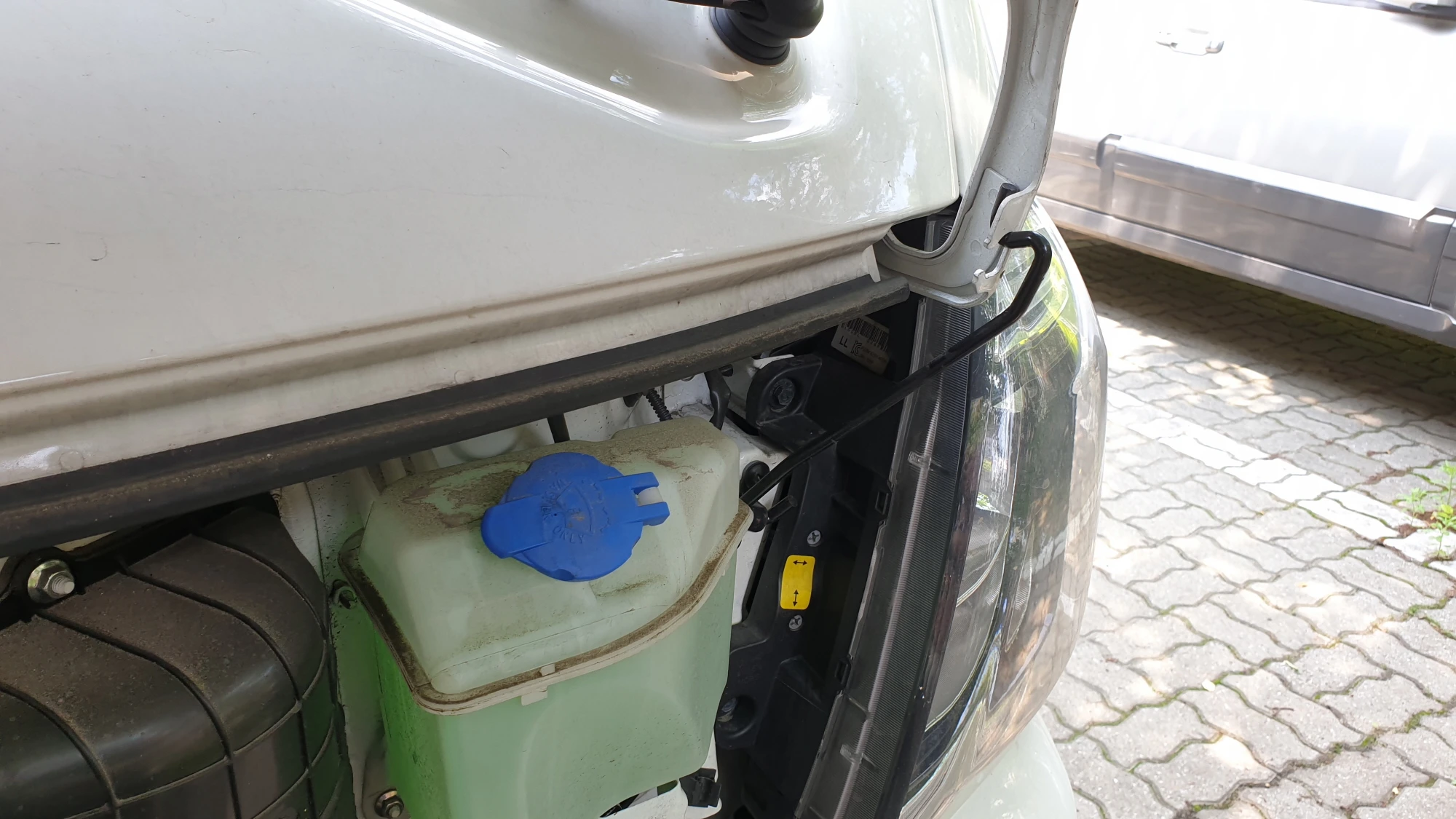 보닛 지지대 받친 모습