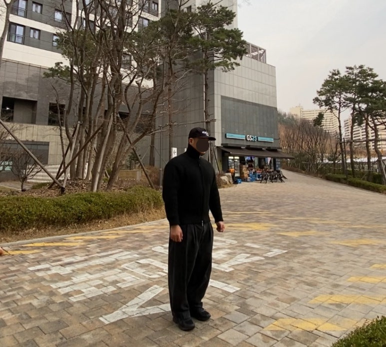 데일리룩('26.3.20.)에페 EEFE 빈티지 할리우드 스타 볼캡, 르마드 에어울 하이넥 사선 집업 니트 블랙 카디건, 무신사스탠다드 와이드 벌룬 팬츠, 아식스 조그 100 블랙