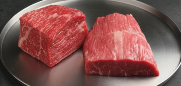 한우 우둔살 두 덩어리가 올려진 쟁반