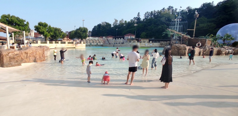 파도풀로 달려가는 아이들