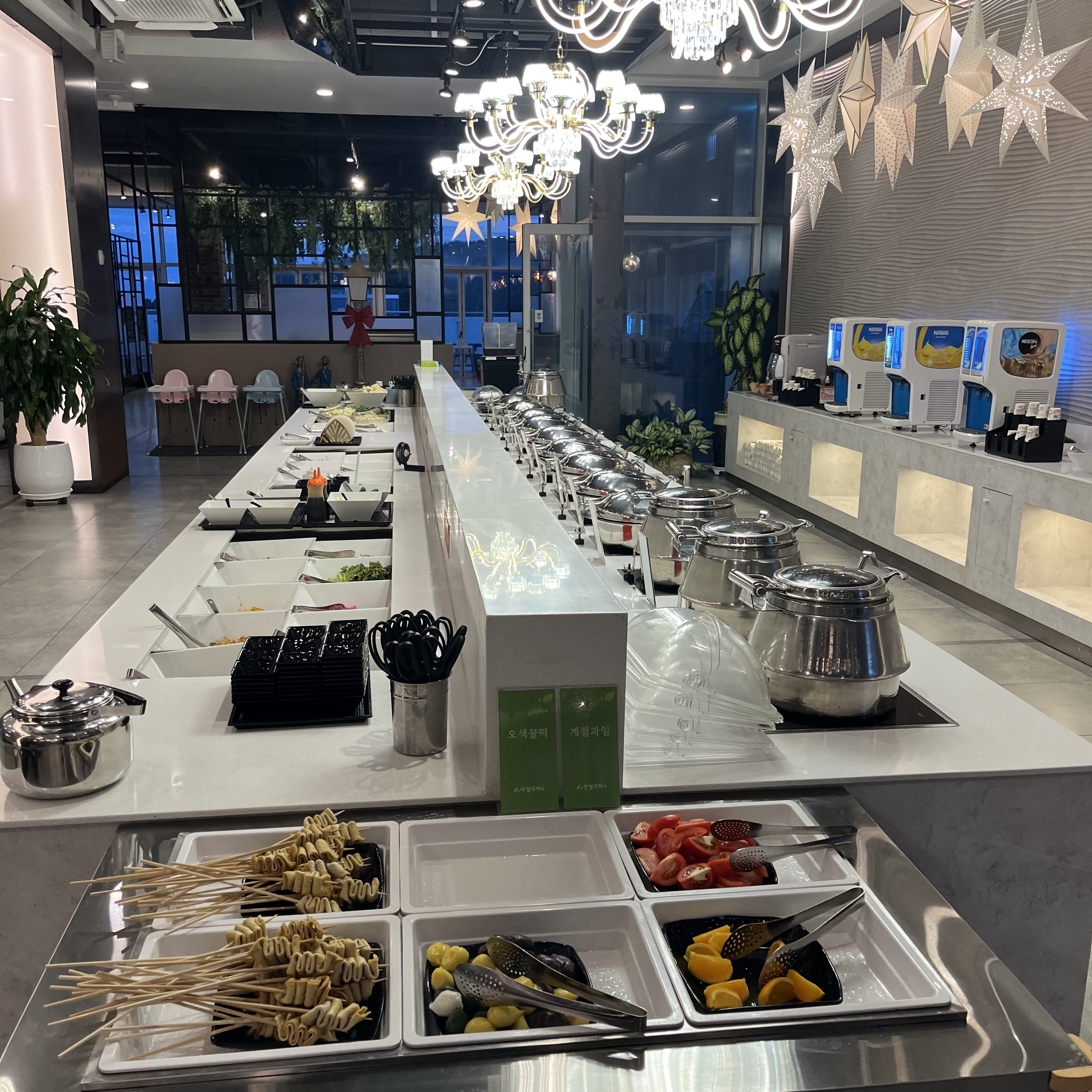 전체적인 샐러드바 모습