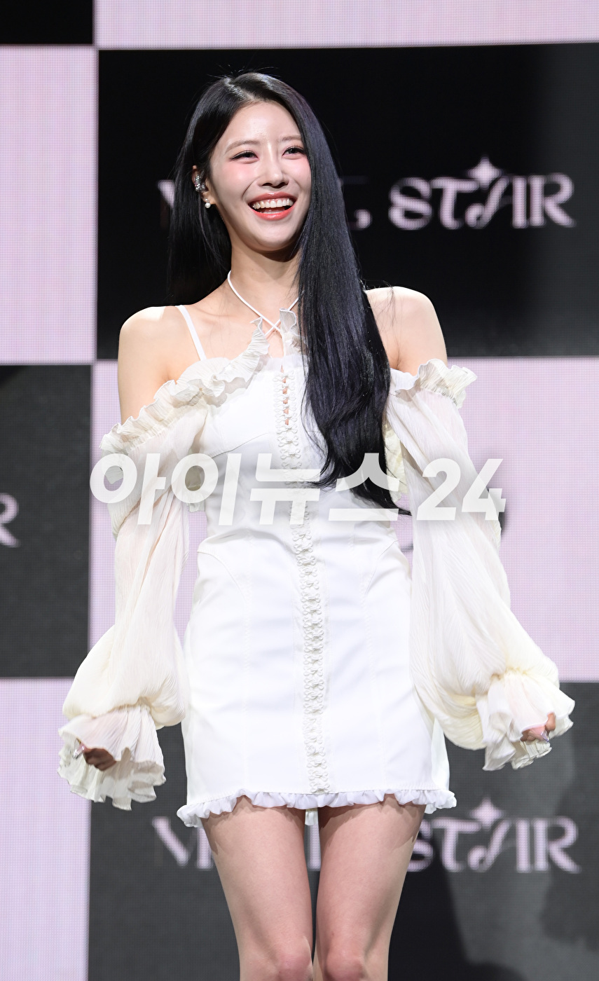 가수 미주가 17일 오후 서울 서교동 메세나폴리스에서 진행된 첫 번째 싱글 앨범 '무비 스타'(Movie Star) 솔로 데뷔 쇼케이스에 참석하고 있다. [사진=정소희 기자]