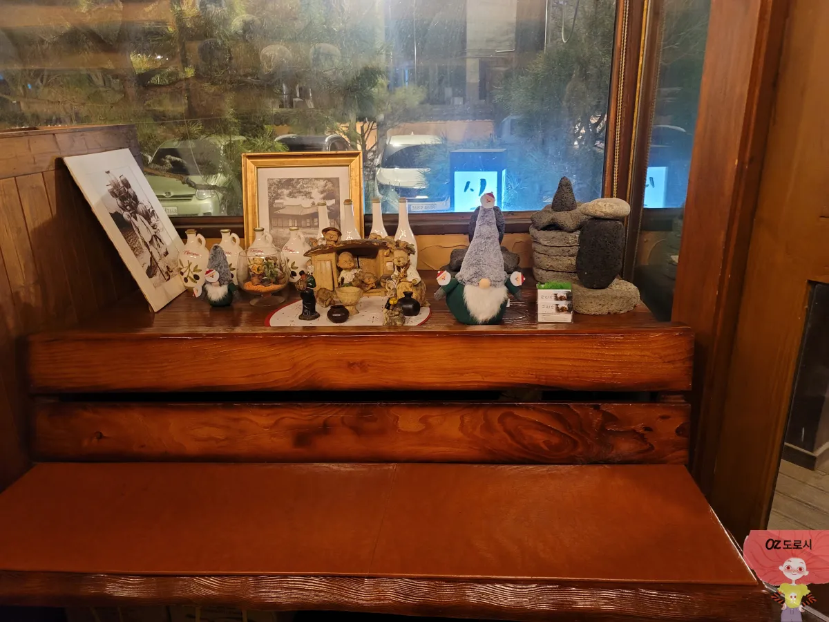 경기-남양주시-소리소빌리지-전라도식-시골밥상-내부장식-아기자기한-인형들과-액자