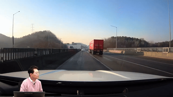 고속도로 주행 중 난데없이 날아온 돌덩이에 차량이 파손되는 사고를 겪은 운전자 사연이 전해졌다. [영상=유튜브 '한문철 TV']