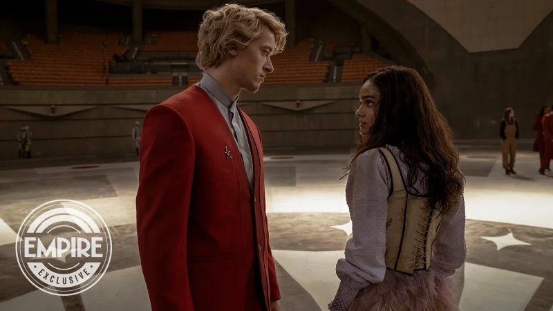 경기장에 스노우와 루시 그레이가 서로 마주보고 있는 헝거게임: 노래하는 새와 뱀의 발라드