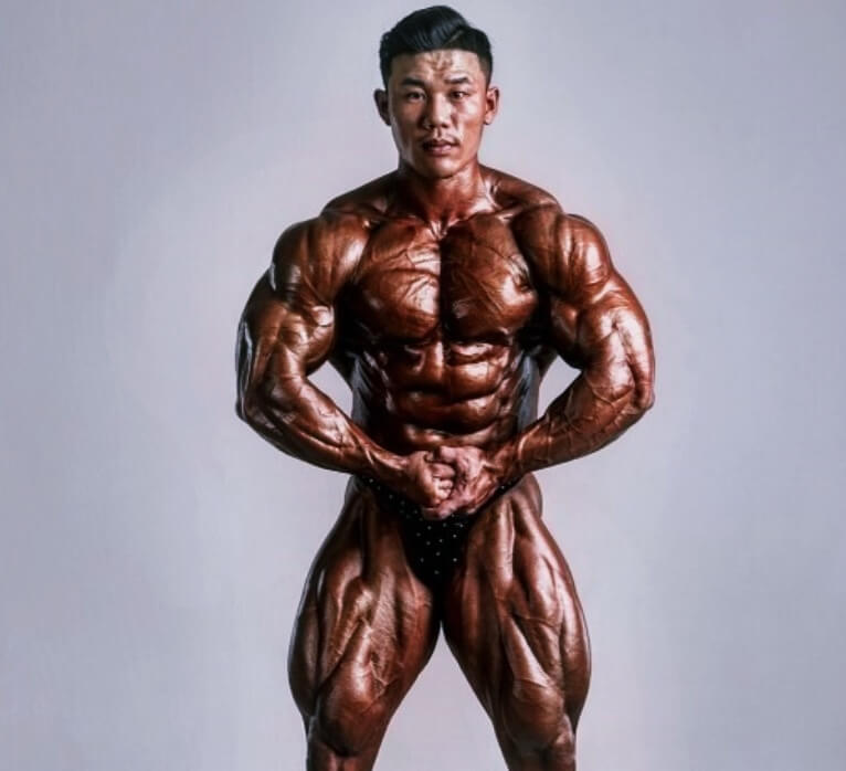 포징을-취하는-보디빌더-김강민