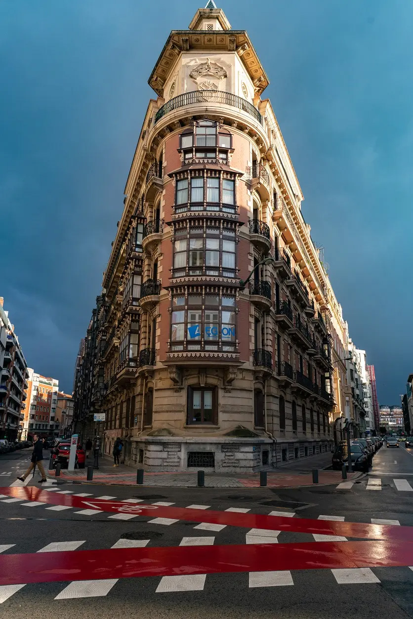 건축물의 수직선을 강조한 세로 방향 종횡비 촬영 사진