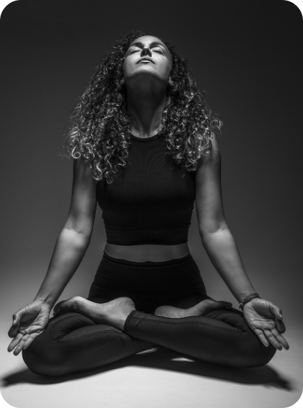 앉아서 복식호흡하는 사진