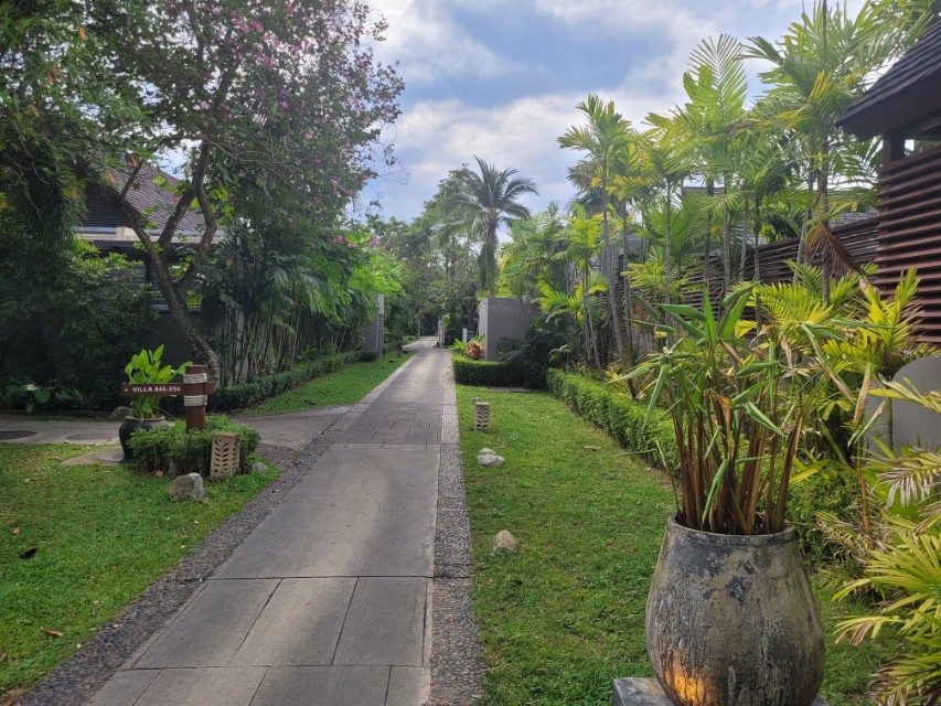열대 식물로 둘러싸인 리조트 내부 산책로