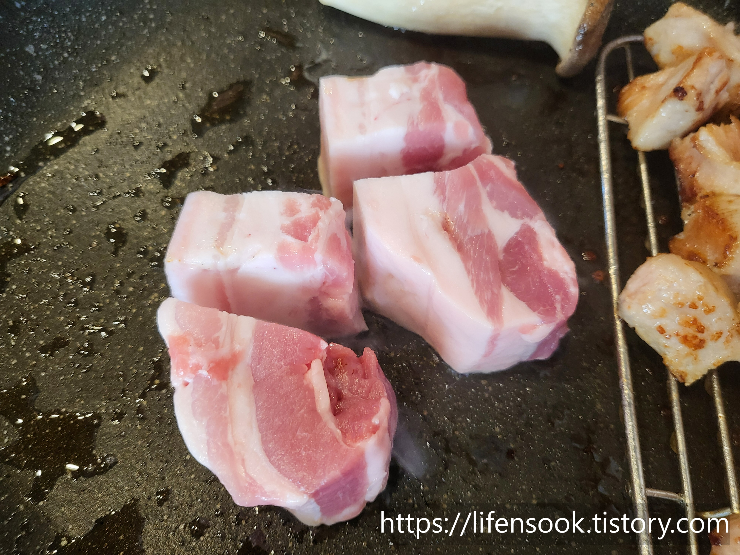 감성 문경약돌돼지 삼겹살