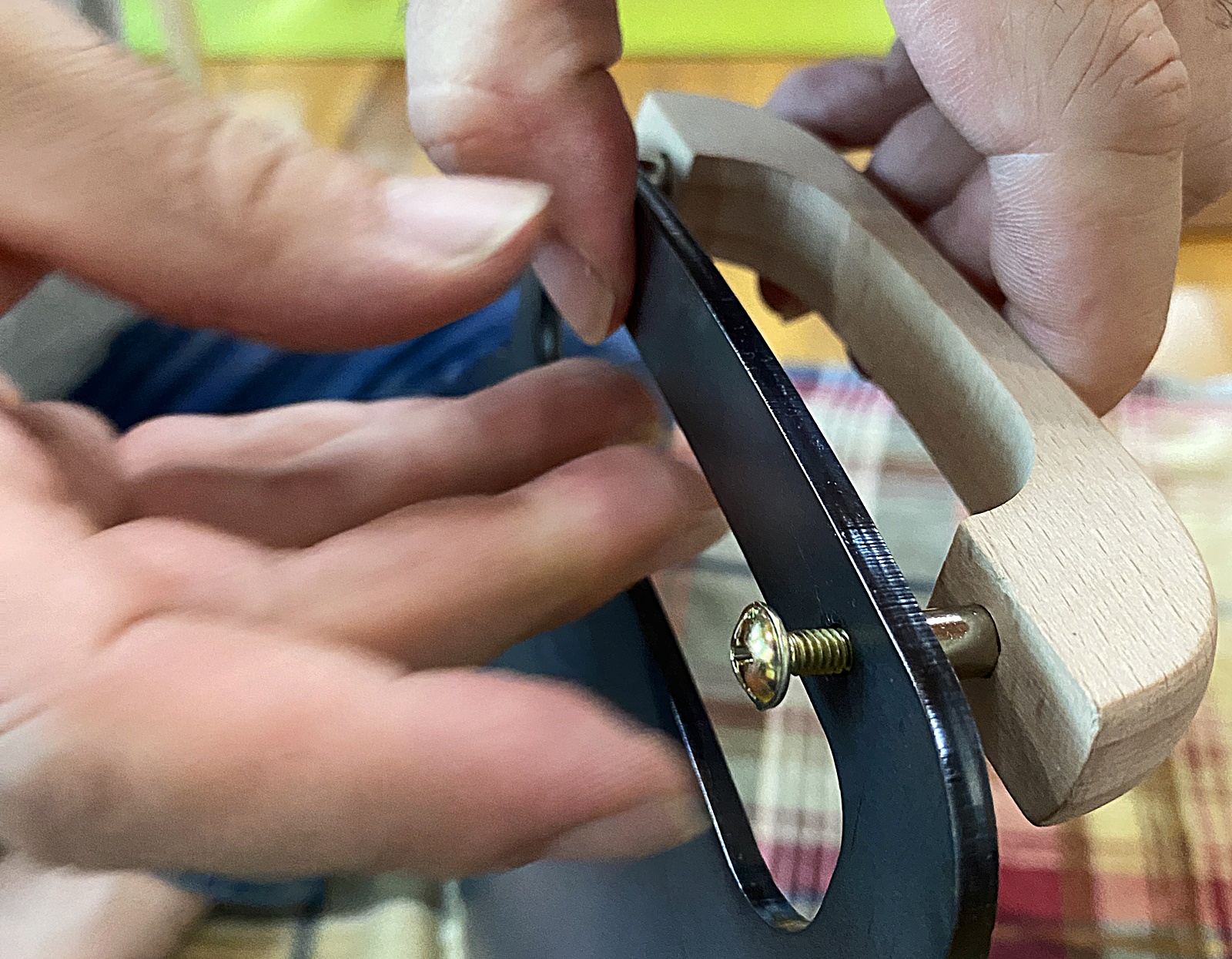 우드 손잡이 반대 손으로 잡아주기