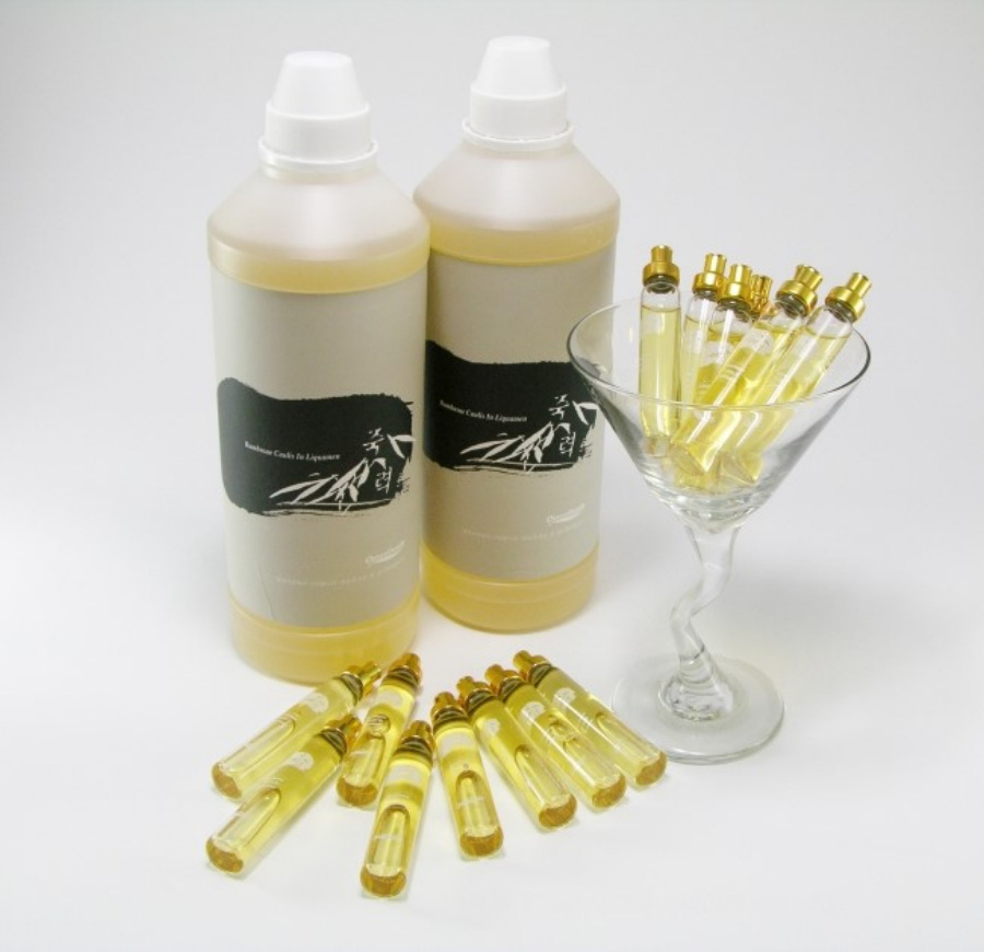 야생에서 채취를 한 대나무의 진액을 축출하여 만든 죽력액을 플라스틱 통과 앰플에 담은 것을 하얀 바닥 위와 투명한 유리잔에 가지런히 놓고 찍은 사진