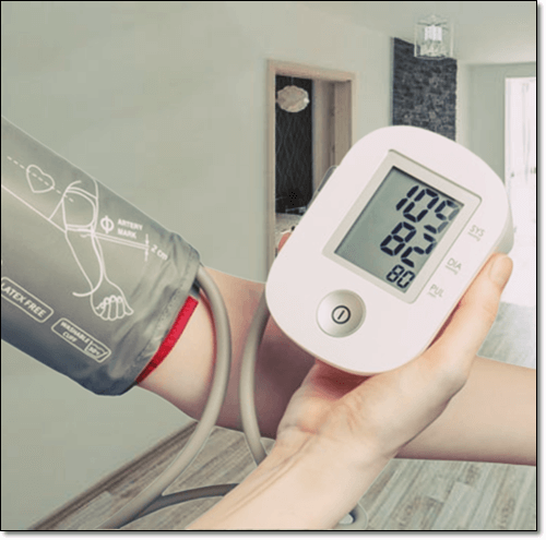 혈압 재보는 여성