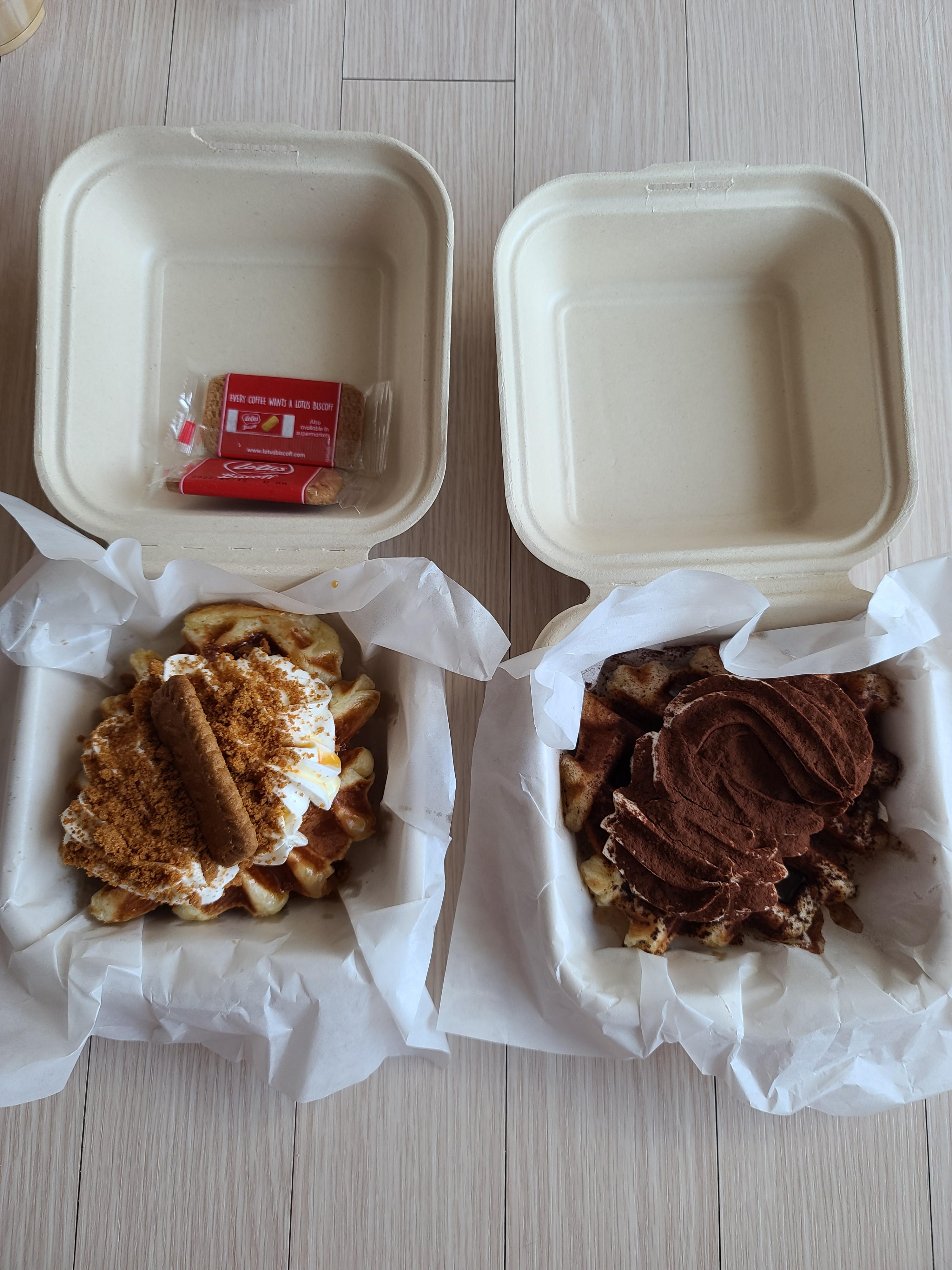 카라멜마끼야또와 크루아상와플과 고양이.