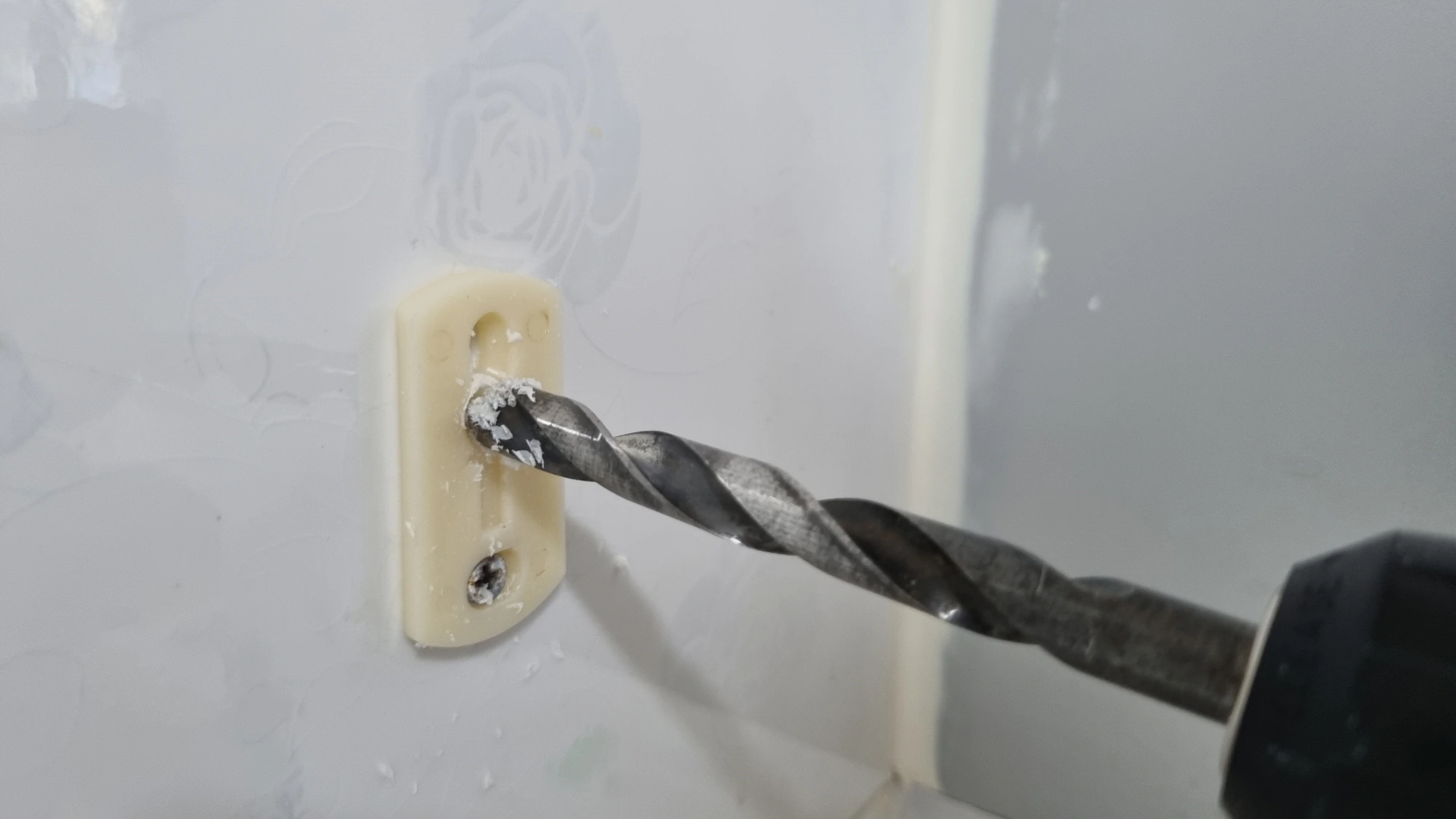 나사못 구멍 넓히는 모습