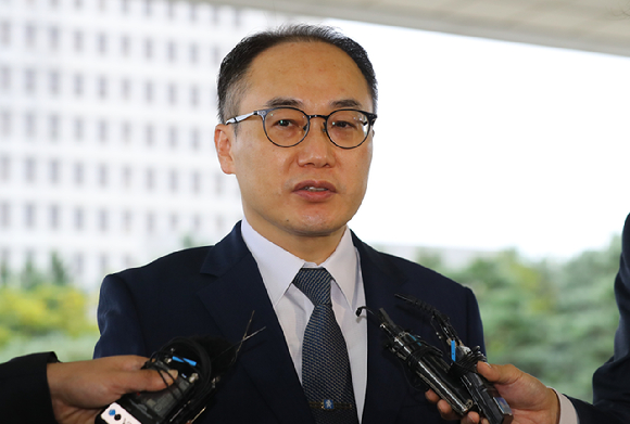 이원석 검찰총장이 27일 서울 서초구 대검찰청으로 출근하며 취재진의 이재명 더불어민주당 대표에 대한 구속영장 기각 관련 질문에 답하고 있다. [사진=뉴시스]