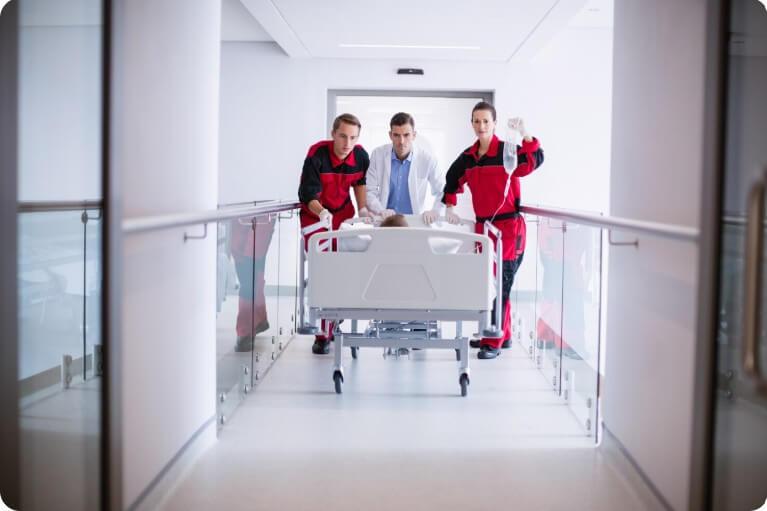 응급 환자를 신손하게 이동시키는 모습