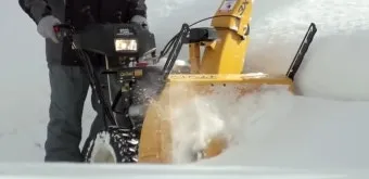 제설 장비 사용 골목길 염화칼슘 뿌리기 허리 보호법_11