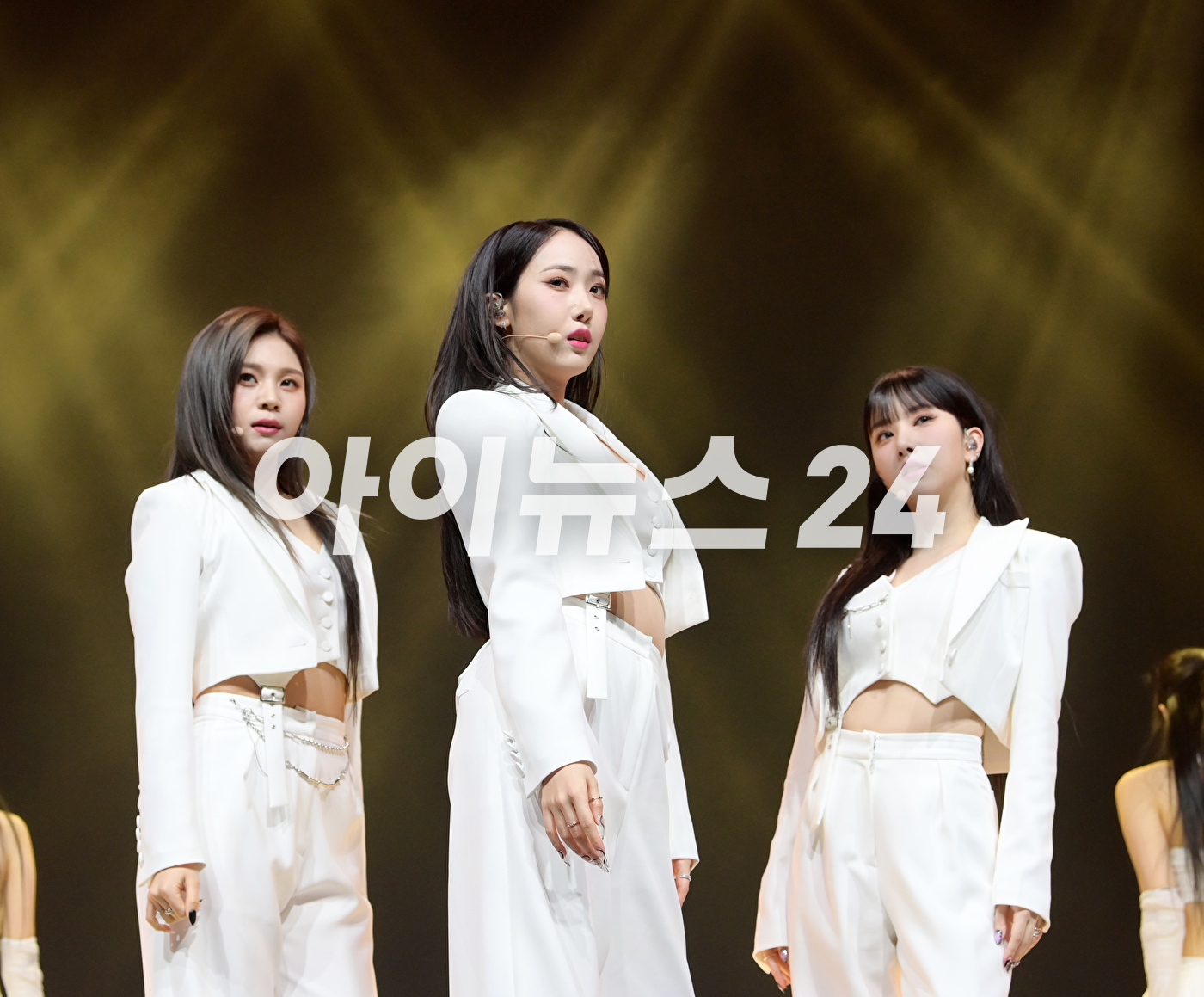 그룹 비비지가 31일 오후 서울 광진구 예스24라이브홀에서 진행된 비비지(VIVIZ) 세 번째 미니앨범 '베리어스(VarioUS)' 발매 기념 쇼케이스에 참석해 타이틀곡 '풀업' 무대를 선보이고 있다. [사진=정소희 기자]