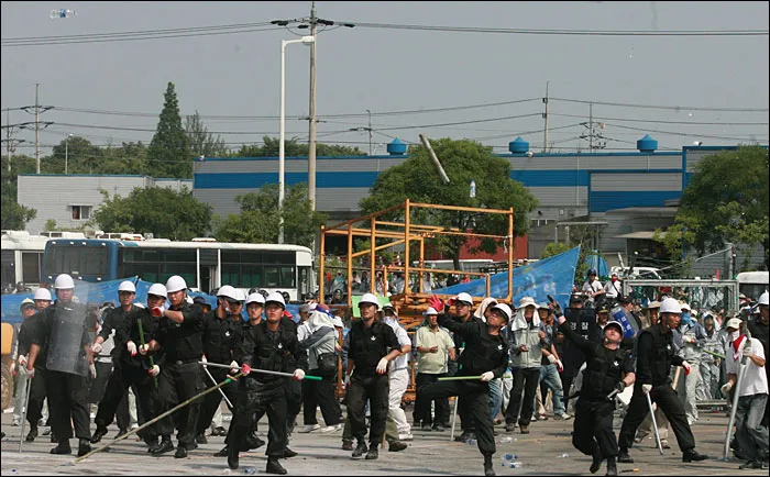 쌍용차 노동자 시위 장면