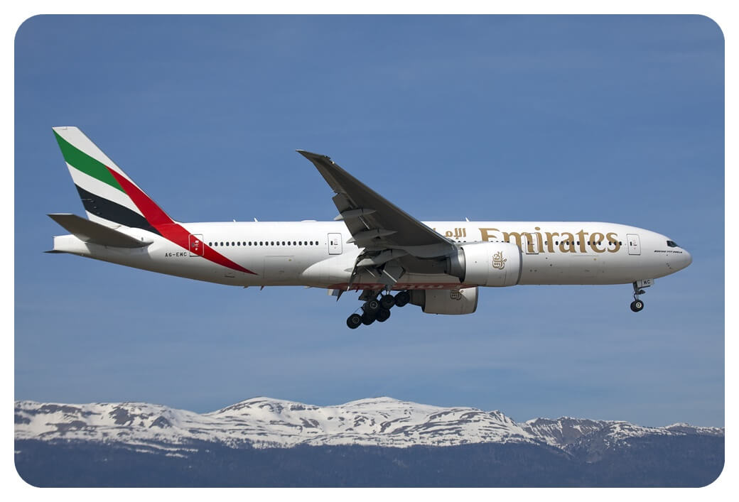 에미레이트항공 BOEING B777-200LR 여객기가 비행하고 있는 모습을 찍은 사진