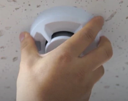 감지기 본체 부착(출처 &ndash; 소방청 TV)