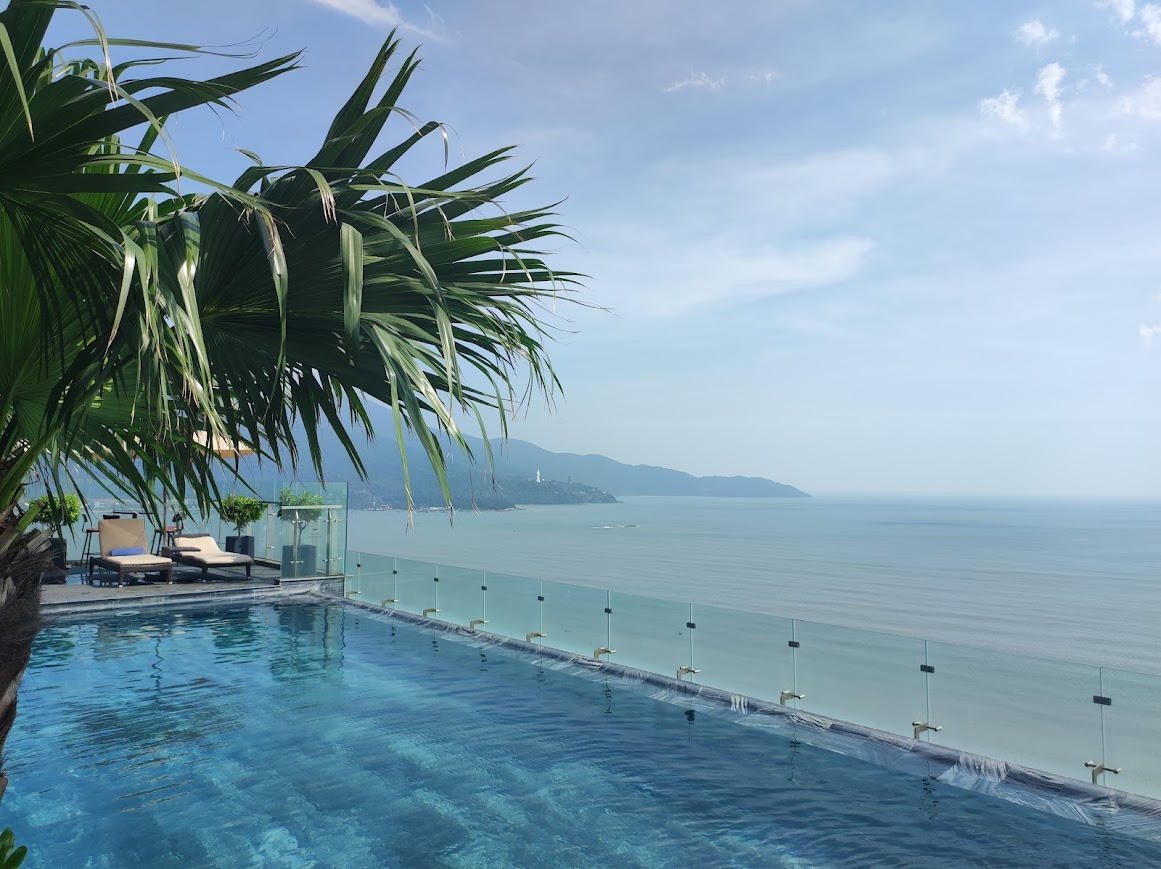 루프탑 인피니티 풀에서 멀리 보이는 해수관음상