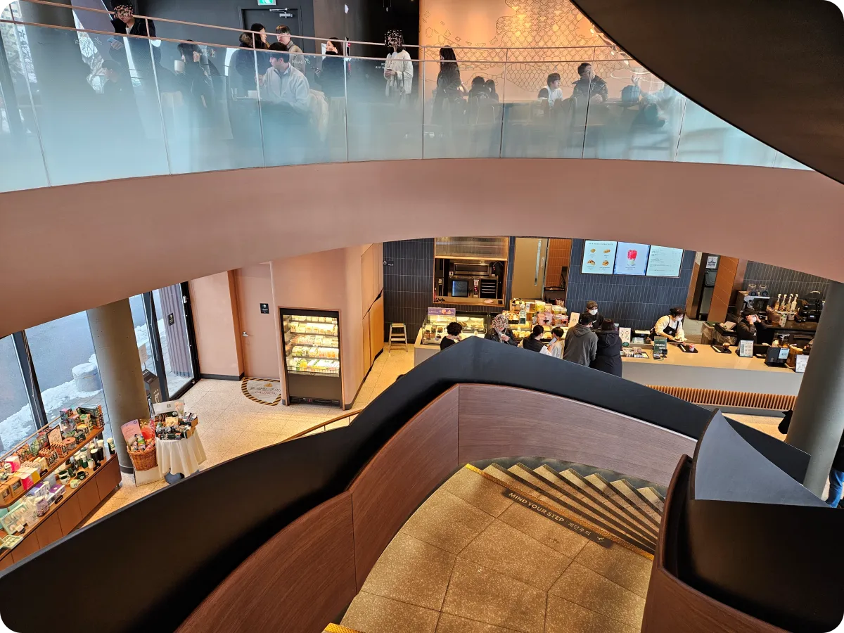 스타벅스-여주남한강DT-원형계단-1층-카운터-픽업-2층-테이블-좌석