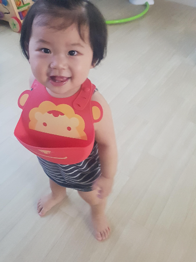 장판에서 뛰어 놀고 있는 아기