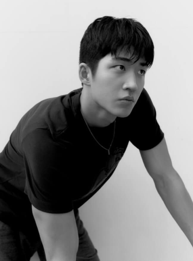 목걸이를착용한-남성의모습