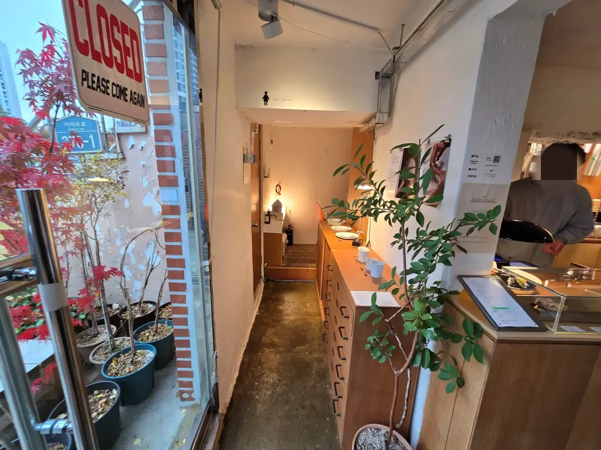 카운터 옆 좁은 통로