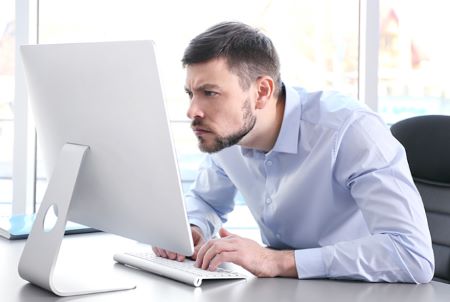 거북목을 하고 컴퓨터를 하는 직장인