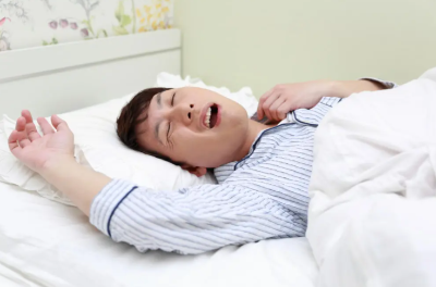 코골이를 하는 남성