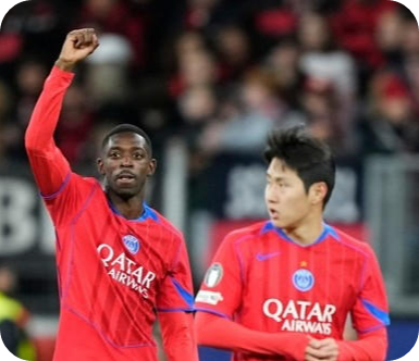 우스만 뎀벨레가 득점 후 이강인과 함께 기뻐하고 있다. [사진=AP연합뉴스, 스포츠경향]