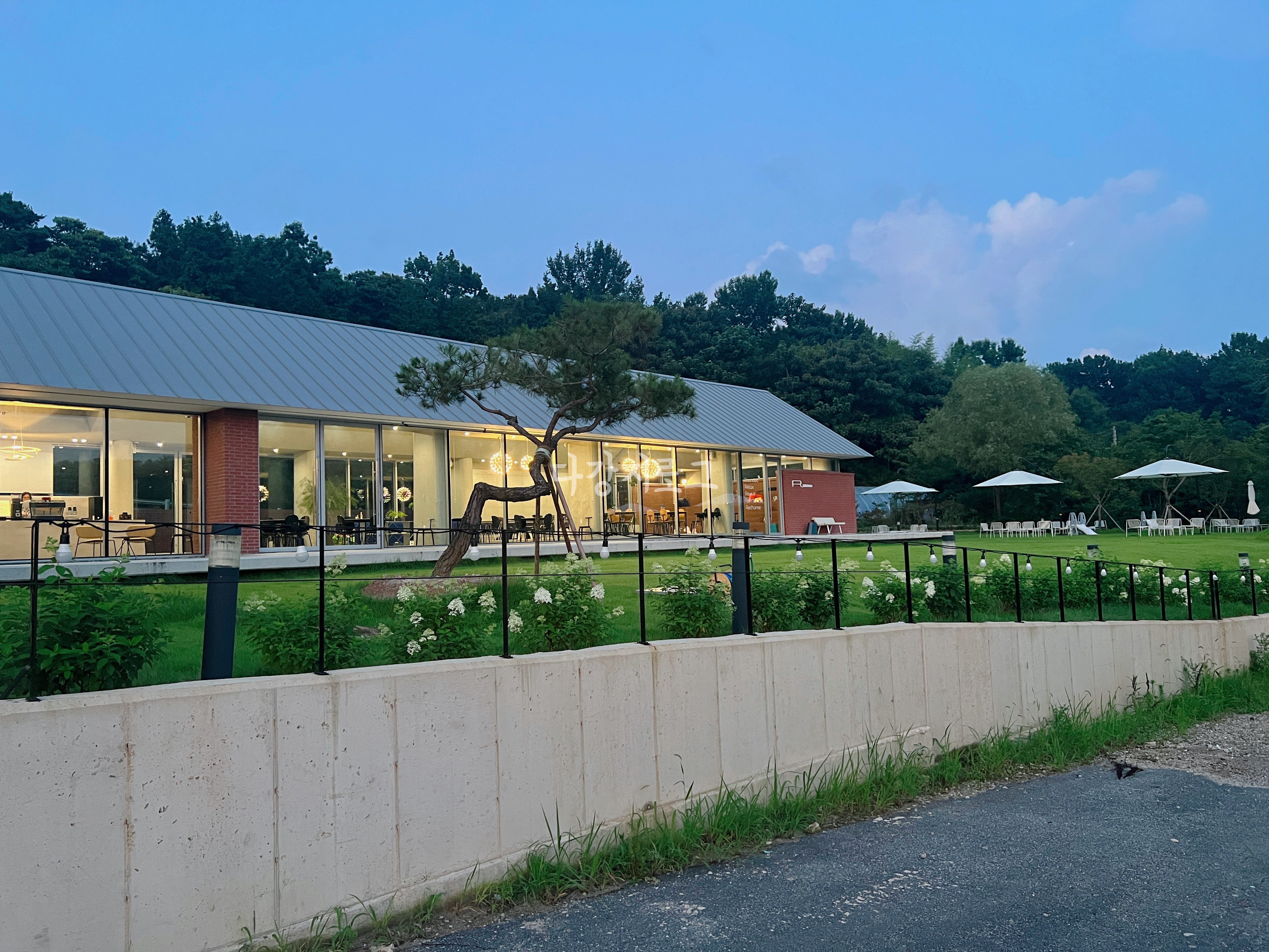 담양 빨간벽돌카페 야외카페 알에디션