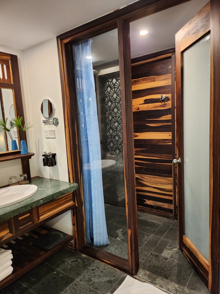 알리부 리조트 객실 - 세면대와 샤워실