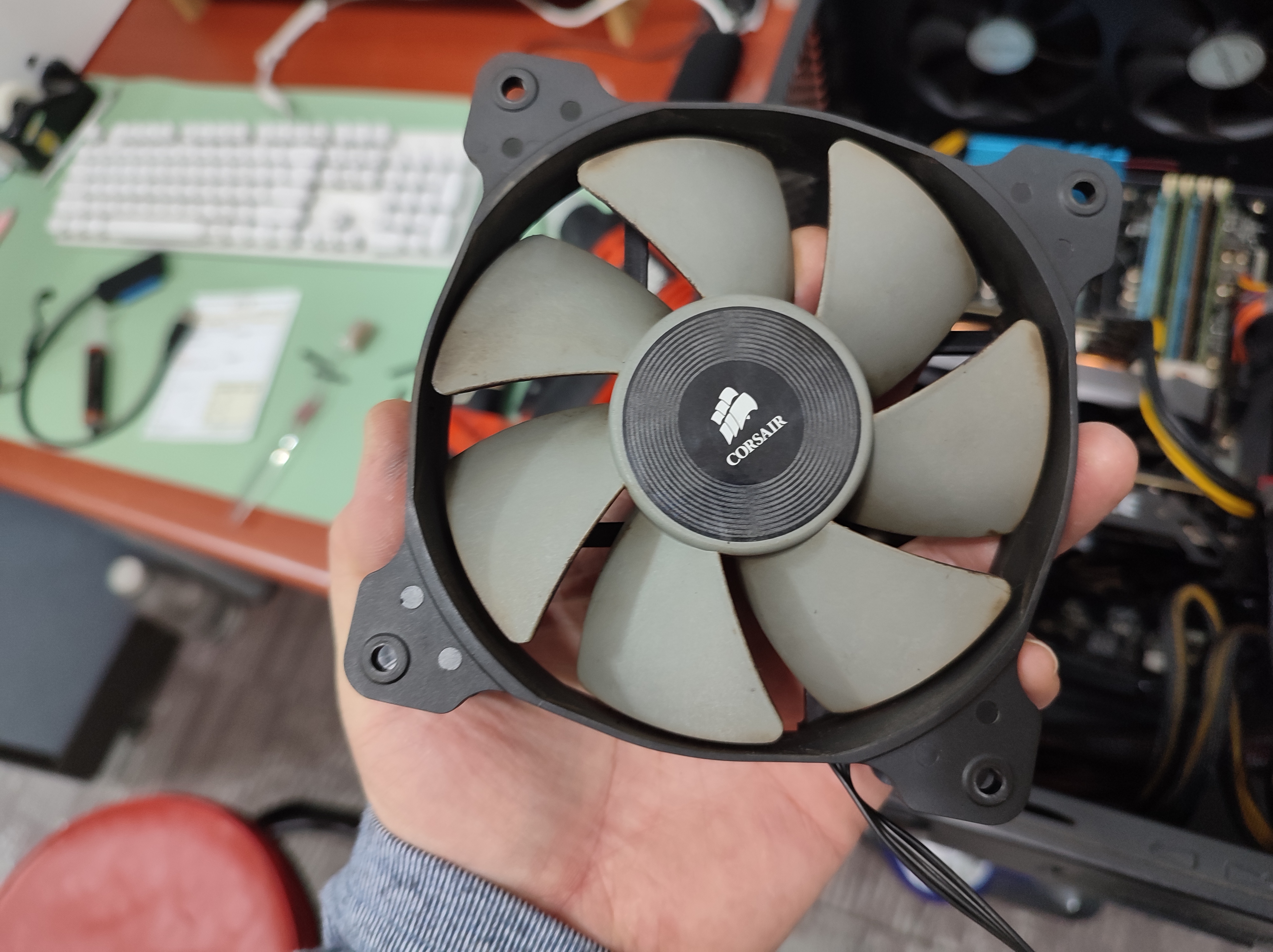 쿨러의 먼지도 털어내고 있습니다.