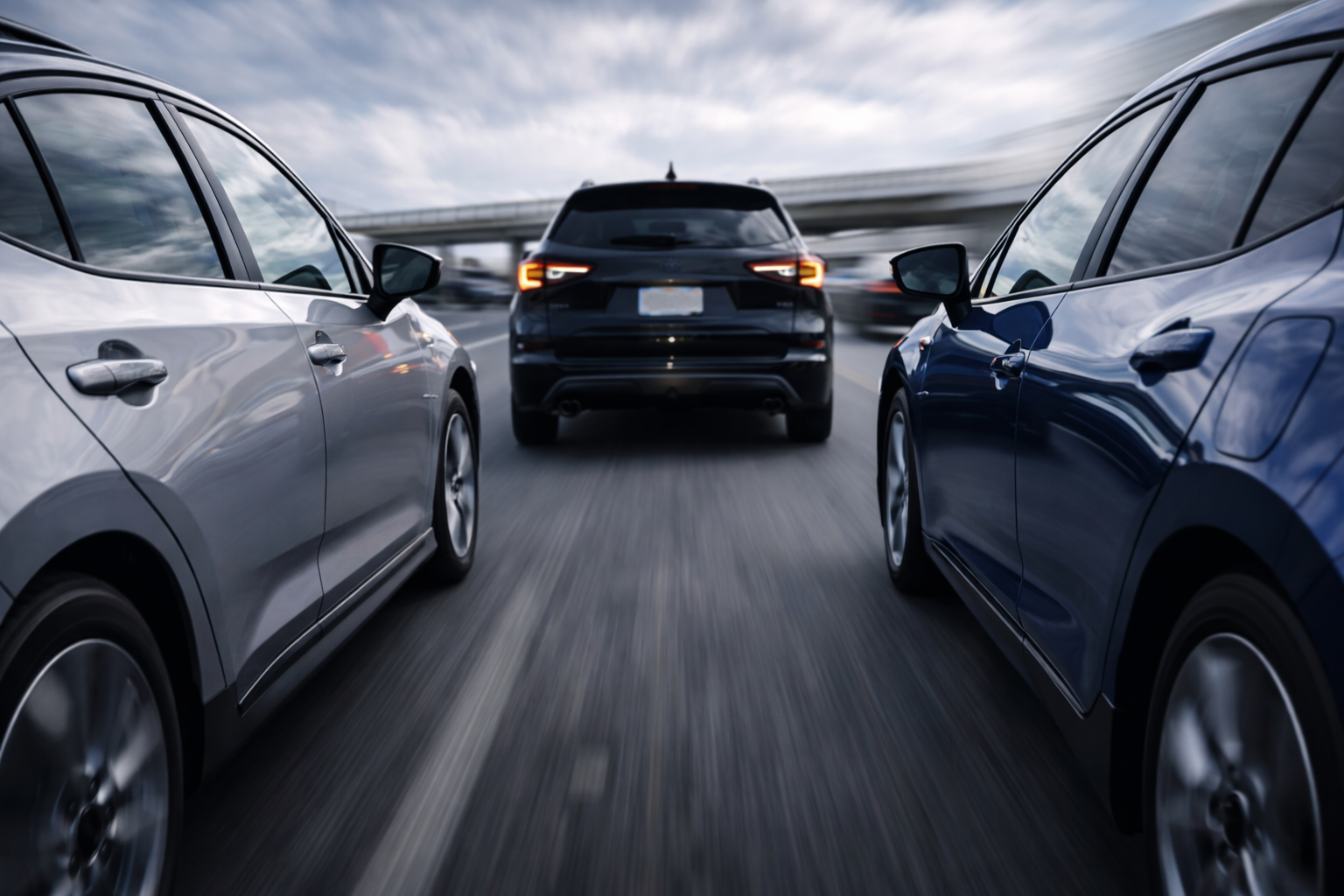 고속도로에서 안전거리를 확보하지 않고 주행하는 위험한 상황