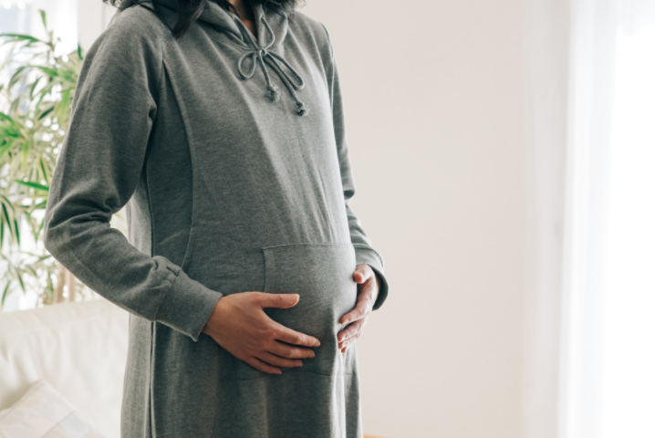 배를 만지는 임산부