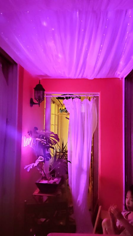 밤에 불이 켜지면 캐노피 사이로 불이 켜지며 바같은 모습이됨