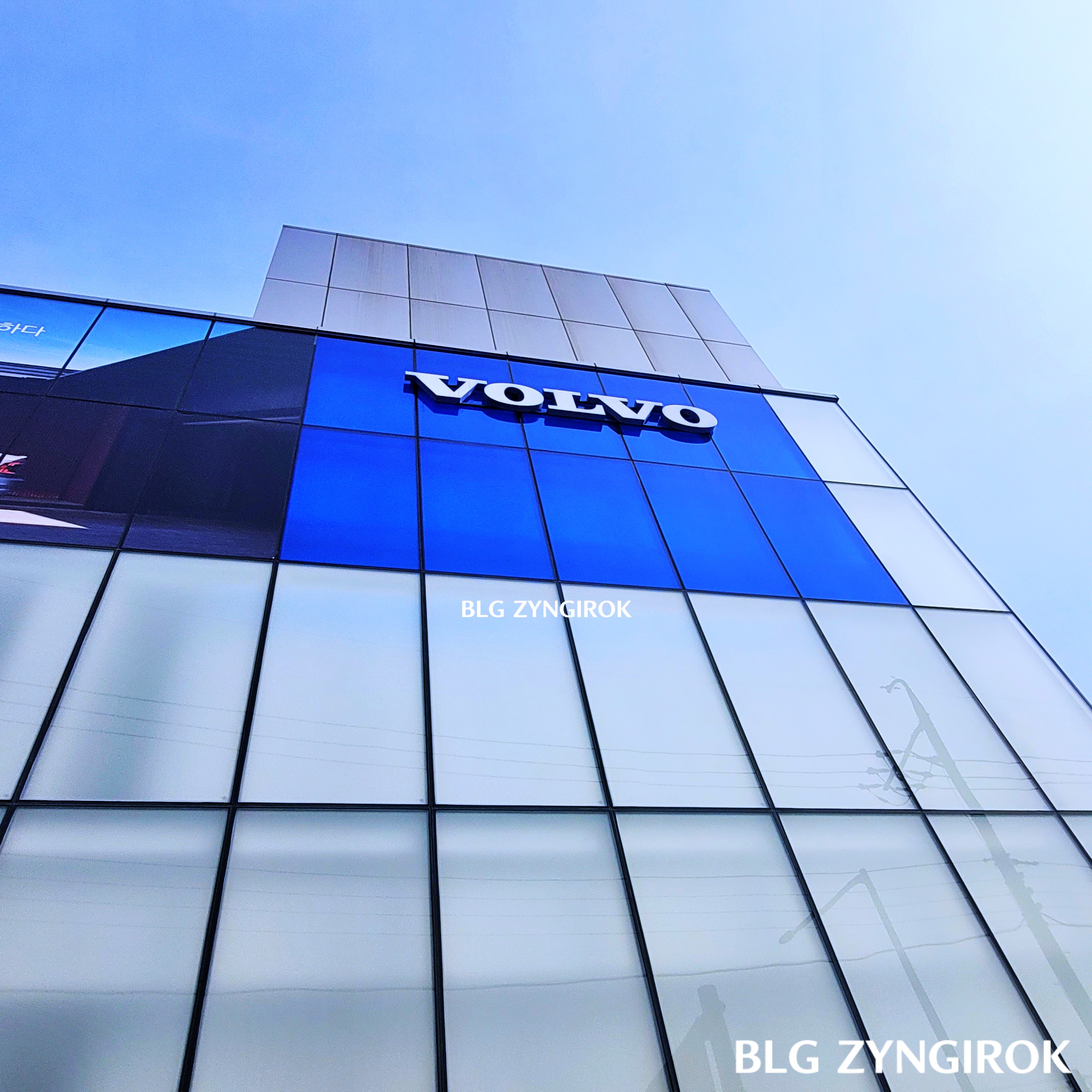 볼보 전시장 전경이다.