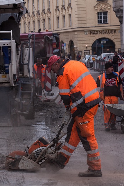 거리의 먼지를 청소하고 있는 청소부