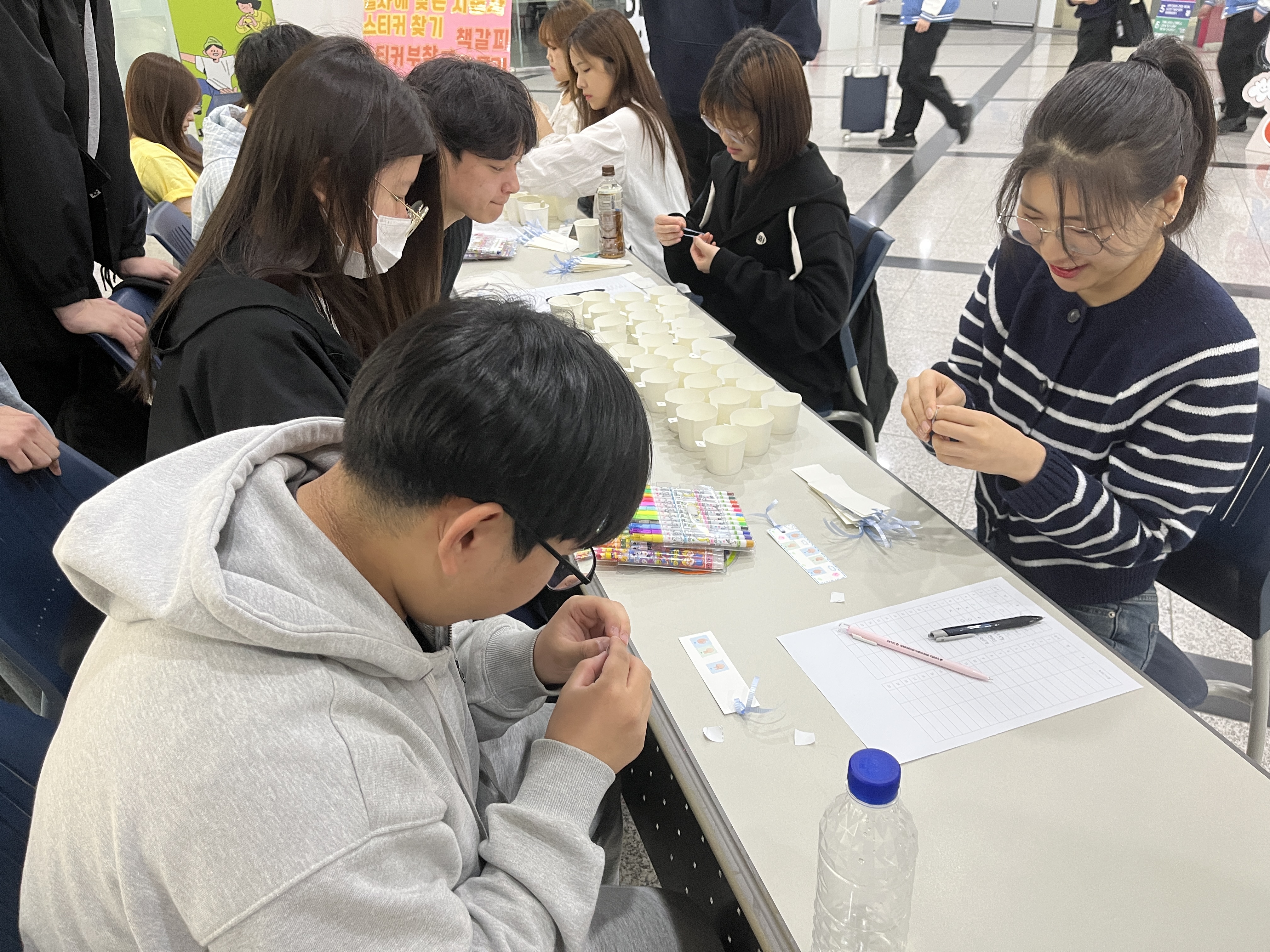 지문자책갈피 만들기를 하고 있는 모습