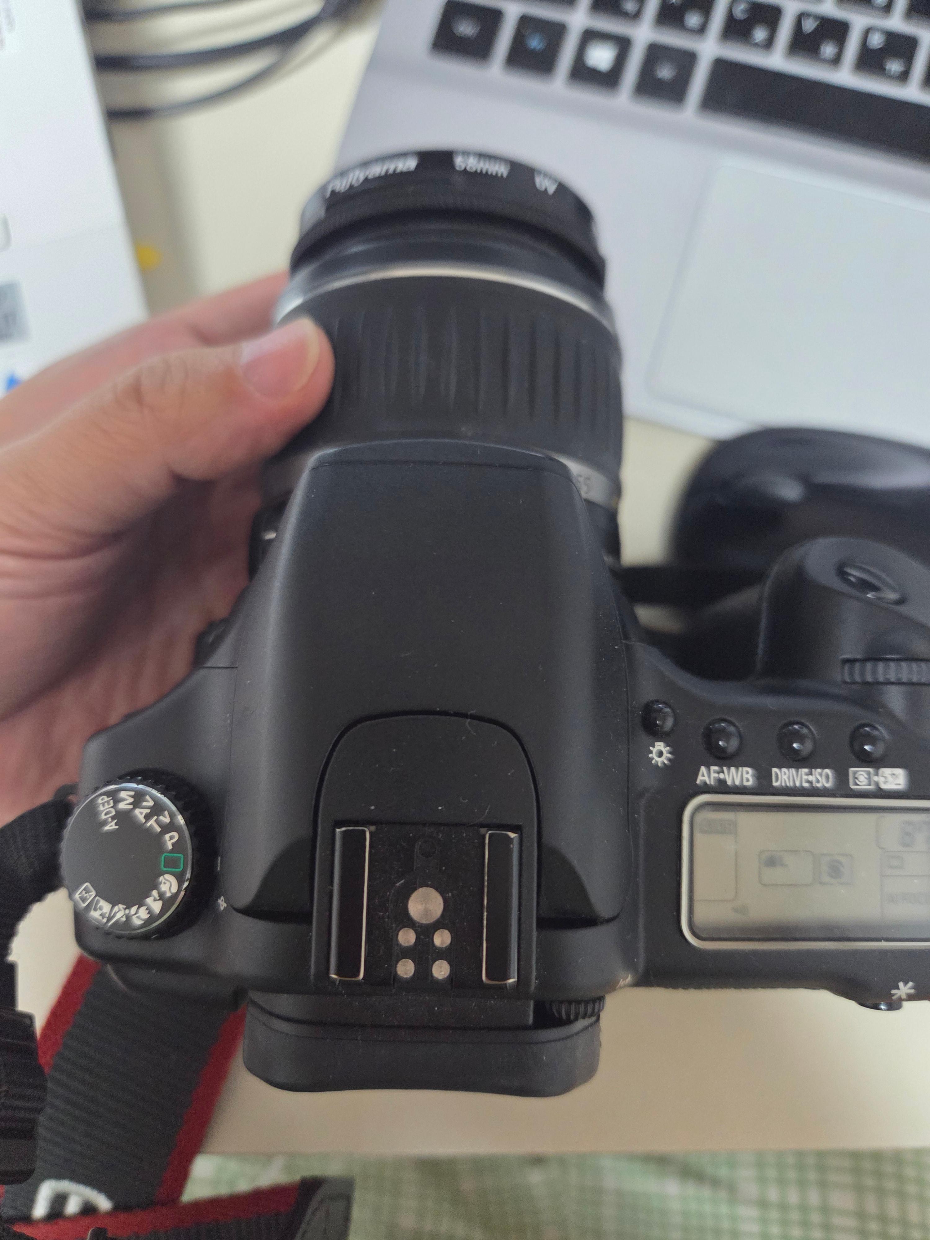 디지털 사진 기술이 정점에 다다른 오늘날, 우리는 ISO 수치를 수만 단위까지 올리면서도 노이즈 없는 깨끗한 이미지를 얻는 것을 당연하게 여깁니다. 기술의 발전은 어둠 속에서도 빛을 창조해냈지만 역설적으로 사진가가 빛의 소중함을 절감하고 고민할 기회를 앗아가기도 했습니다. 최근 Canon EOS 30D를 다시 사용하며 제가 느낀 가장 큰 충격은 최신 기종에 비해 턱없이 좁은 ISO 가용 범위가 아니라, 그 제한된 범위 안에서 카메라가 내뱉는 정직하고도 투박한 노이즈의 질감이었습니다. 30D는 노이즈를 인위적으로 매끄럽게 문지르기보다 센서가 받아들인 빛의 흔적을 있는 그대로 드러내는 성향을 가졌습니다. 이번 글에서는 EOS 30D의 ISO 구조와 노이즈 특성이 촬영자의 판단과 사진의 정서에 어떤 영향을 미치는지 실제 경험을 바탕으로 심도 있게 기록해 보고자 합니다.
깨끗한 이미지 너머에 존재하는 정직한 센서의 반응
EOS 30D를 손에 쥐고 노출을 결정할 때 촬영자는 ISO 설정을 가장 신중하게 다루게 됩니다. 최신 카메라처럼 자동 ISO에 모든 것을 맡기기에는 이 카메라가 보여주는 고감도의 대가가 너무나 분명하기 때문입니다. 30D에게 ISO는 단순히 화면을 밝게 만드는 수단이 아니라 촬영자가 감수해야 할 입자감과 색의 손실을 결정하는 선택의 영역입니다. 저는 이 과정을 거치며 사진의 질감을 촬영 전부터 미리 머릿속으로 그려보는 습관을 되찾을 수 있었습니다.
이러한 정직한 반응은 촬영자로 하여금 디지털 기기를 다루는 태도를 근본적으로 바꾸게 만듭니다. 820만 화소라는 당시의 기술적 토대 위에서 CMOS 센서가 빛을 어떻게 전기 신호로 증폭시키는지 그 물리적인 과정을 촬영자의 손끝에서 직접 통제하고 있다는 기분이 들기 때문입니다. 기계가 모든 것을 매끄럽게 해결해 주지 않기에 촬영자는 결과물을 예상하고 그에 따른 책임을 지게 됩니다. 이 과정에서 발생하는 긴장감은 사진을 찍는 행위 자체에 묵직한 가치를 더해줍니다.
ISO 100과 200이 증명하는 820만 화소의 견고한 색채
EOS 30D가 가장 빛나는 순간은 역시 가장 낮은 감도인 ISO 100과 200 구간입니다. 이 구간에서 30D는 최신 기종 부럽지 않은 단단하고 깊이 있는 이미지를 만들어냅니다. 노이즈가 거의 느껴지지 않는 깨끗한 화면 위로 820만 화소의 픽셀들이 머금은 색과 톤이 가장 자연스럽게 펼쳐집니다. 디테일의 손실 없이 피사체의 질감을 정교하게 묘사하는 이 구간은 30D가 가진 광학적 잠재력을 100% 끌어낼 수 있는 최적의 환경입니다.
저는 가능한 한 이 낮은 감도 구간을 유지하기 위해 노력하며 빛을 더 세밀하게 읽는 법을 연습했습니다. 빛이 부족하다면 셔터 속도를 늦추거나 삼각대를 설치하고 피사체의 움직임을 관찰하며 가장 정적인 순간을 기다립니다. 카메라가 노이즈로 상황을 모면해 주지 않기 때문에 촬영자는 스스로 환경을 극복할 방법을 찾게 되는 것입니다. 820만 화소라는 제한된 정보를 가장 순도 높게 기록하려는 이러한 수고로움은 결과물에 대한 애착을 더욱 깊게 만듭니다.
ISO 400에서 마주하는 현실적인 타협과 입자감의 매력
실내 촬영이나 구름 낀 흐린 날씨에서 30D의 ISO 400은 가장 현실적인 타협점이 됩니다. 이 구간부터는 어두운 영역에서 미세한 노이즈가 고개를 들기 시작하지만 사진의 전체적인 질감을 해치기보다는 오히려 묘한 입자감을 더해줍니다. 디지털 특유의 차가운 선명함 대신 부드러운 공기층이 입혀진 듯한 이 느낌은 인물 사진이나 일상의 스냅에서 독특한 분위기를 자아냅니다.
저는 30D의 ISO 400에서 나타나는 노이즈를 결함이 아닌 사진의 일부로 받아들이기 시작했습니다. 인위적인 노이즈 제거 알고리즘이 개입하지 않은 날것의 데이터는 확대해 보았을 때 마치 아주 고운 소금을 뿌려놓은 듯 일정한 규칙성을 가집니다. 이러한 입자감은 사진에 입체감을 부여하고 평면적인 디지털 이미지를 더욱 생동감 있게 만듭니다. 기술적 부족함이 오히려 감성적인 풍성함으로 변모하는 지점입니다. 820만 화소의 담백함이 이 미세한 입자감과 만날 때 사진은 비로소 하나의 완성된 이야기로 다가옵니다.
고감도의 한계가 일깨워주는 빛에 대한 근본적인 고찰
ISO 800에 들어서면 30D는 자신의 기술적 한계를 솔직하게 고백합니다. 어두운 부분에서 색이 조금씩 뭉개지고 입자는 더욱 거칠어지며 디테일은 서서히 희미해집니다. 최신 카메라들이 이 구간에서도 완벽한 화질을 보여주는 것과 대조적입니다. 하지만 저는 이 한계를 통해 빛의 소중함을 다시금 절감했습니다. 빛이 부족한 상황에서 무리하게 감도를 올리기보다 빛의 방향을 바꾸거나 더 밝은 곳으로 피사체를 유도하는 등 사진가로서 할 수 있는 적극적인 개입을 고민하게 된 것입니다.
30D는 고감도에서도 상황을 숨기거나 왜곡하지 않습니다. 어두우면 어두운 대로 노이즈를 내놓으며 촬영자에게 판단을 독려합니다. 이러한 방관은 촬영자로 하여금 자신의 기술적 숙련도를 시험하게 만드는 긍정적인 자극제가 됩니다. 감도를 더 올릴 것인가, 아니면 거친 입자감을 테마로 삼아 흑백 사진으로 전환할 것인가. 이러한 주체적인 판단의 과정은 사진을 소비하는 행위에서 창조하는 행위로 끌어올립니다. 한계가 명확한 도구일수록 촬영자의 창의성은 더욱 빛을 발하게 마련입니다.
디지털 노이즈를 필름 그레인처럼 수용하는 사진가의 태도
ISO 1600은 30D가 허용하는 최후의 보루입니다. 이곳에서는 색 노이즈와 휘도 노이즈가 동시에 나타나며 이미지는 매우 거칠어집니다. 하지만 저는 이 구간의 결과물을 보며 현대적인 필름 그레인(Grain)의 가능성을 발견했습니다. 30D의 노이즈는 무작위로 흩어지는 불쾌한 디지털 노이즈라기보다 비교적 규칙적인 패턴을 그리며 퍼져 나갑니다. 이를 흑백으로 변환했을 때 느껴지는 거친 질감은 마치 과거의 고감도 흑백 필름을 현상했을 때의 그 느낌과 닮아 있습니다.
깨끗한 사진만이 좋은 사진이라는 고정관념에서 벗어나면 30D의 고감도는 매우 훌륭한 표현 도구가 됩니다. 노이즈는 숨겨야 할 치부가 아니라 장면의 거친 현장감과 긴박함을 전달하는 강력한 언어가 됩니다. 직접 30D를 사용하며 느낀 점은 사진에서 가장 중요한 것은 노이즈의 유무가 아니라 그 노이즈가 장면의 정서와 얼마나 조화를 이루느냐 하는 것이었습니다. 편리함이 시야를 가리는 시대에 30D가 선사하는 이 정직한 ISO 구조는 저에게 사진을 대하는 신중함과 도구를 다루는 즐거움을 동시에 일깨워 주었습니다.
가이드북에서 발견한 절제된 이미지 프로세싱의 가치
최근 30D의 낡은 가이드북을 다시 정독하며 이 카메라의 ISO 설계가 당시 어떤 철학을 바탕으로 이루어졌는지 이해할 수 있었습니다. 가이드북은 고감도에서의 화질 저하를 경고하면서도 촬영자가 픽처 스타일이나 화이트 밸런스를 조절하여 노이즈를 어떻게 제어하고 활용할 수 있는지에 대해 많은 지면을 할애하고 있었습니다. 기계가 모든 것을 보정해 주는 미래를 꿈꾸기보다 촬영자가 기계적 특성을 정확히 이해하고 자신의 시선으로 이미지를 완성해 나가도록 돕는 방향이었습니다.
당시의 이미지 프로세싱 엔진인 DIGIC II는 무리하게 노이즈를 제거하여 디테일을 훼손하기보다 센서의 정직한 신호를 보존하는 데 주력했습니다. 이러한 절제된 프로세싱 덕분에 30D의 결과물은 수십 년이 지난 지금도 후보정에서 매우 유연한 모습을 보여줍니다. 사용자가 능동적으로 고민하고 선택할 때 최고의 가치를 발휘하도록 설계된 이 장비의 철학은 오늘날 우리가 잃어버린 조작의 희열을 일깨워줍니다.
마치며
Canon EOS 30D의 ISO 구조와 노이즈 특성을 다시 체감하며 이 카메라가 왜 여전히 사진의 본질을 가르쳐주는 도구로 사랑받는지 선명하게 이해할 수 있었습니다. ISO는 단순한 밝기 조절 기능이 아니라 사진의 질감과 분위기 그리고 촬영자의 태도를 결정하는 핵심적인 선택지입니다. 제한된 성능과 정직한 반응은 촬영자를 사진의 수동적인 관찰자가 아닌 주도적인 집행자로 세웁니다.
기술이 모든 결함을 보이지 않게 감춰줄수록 우리는 장면의 진실을 대하는 진지함을 잃어가고 있는지도 모릅니다. 30D는 노이즈라는 거친 외피를 통해 빛의 소중함과 선택의 엄중함을 증명하고 있습니다. 편리함 대신 사유를, 속도 대신 깊이를 선택했을 때 비로소 마주하게 되는 사진의 진면목을 이 낡은 DSLR은 여전히 온몸으로 보여줍니다. 오래된 센서가 내뱉는 그 정직한 입자들은 앞으로 제가 마주할 수많은 순간들을 더욱 신중하고 아름답게 기록하는 나침반이 될 것입니다. 820만 화소라는 숫자에 담긴 진심은 촬영자의 결단으로 수용한 노이즈의 질감을 통해 비로소 완전한 예술적 사진으로 거듭납니다.